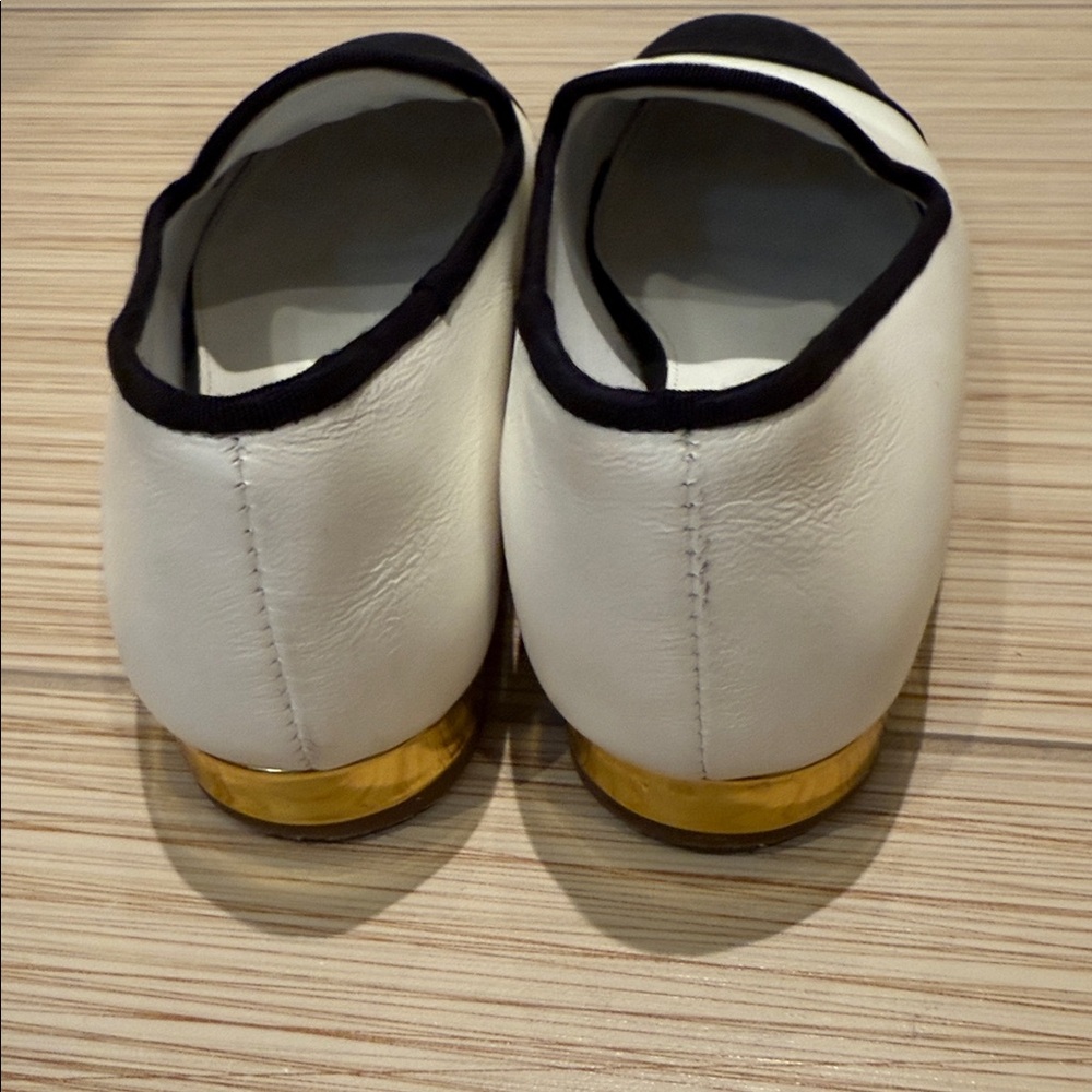 CHANEL Women's Black and Cream Flats - Picture 5 of 5